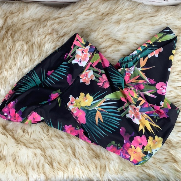 LIVE LOVE DREAM TROPICAL FLORAL CAPRI LEGGINGS